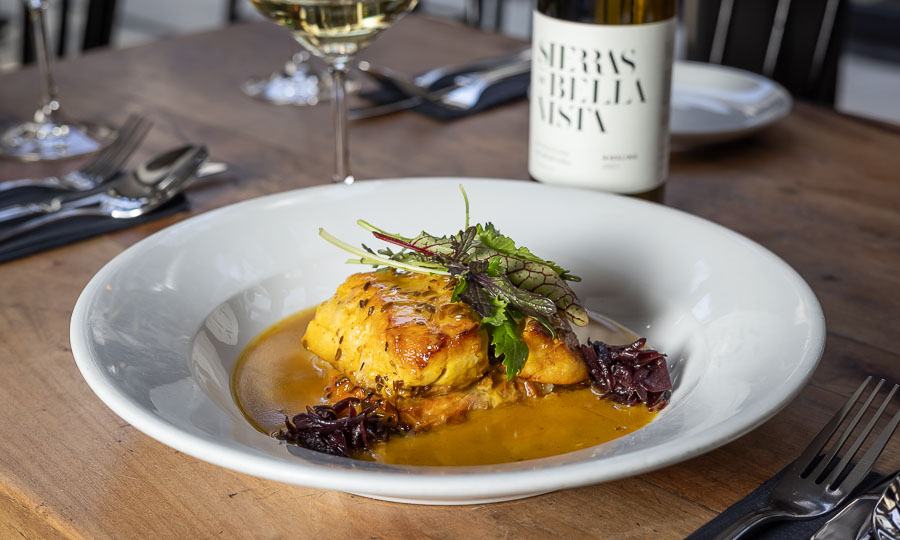 Corvina a la azafrn chupe de verduras
