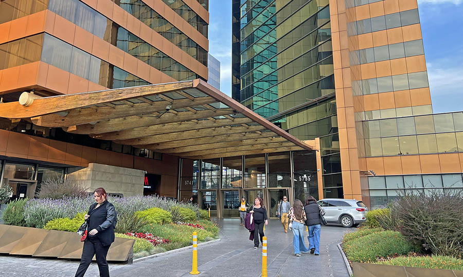 El acceso al hotel Marriott donde esta Akn Bar Lounge - Akun Lounge Bar - Marriott
