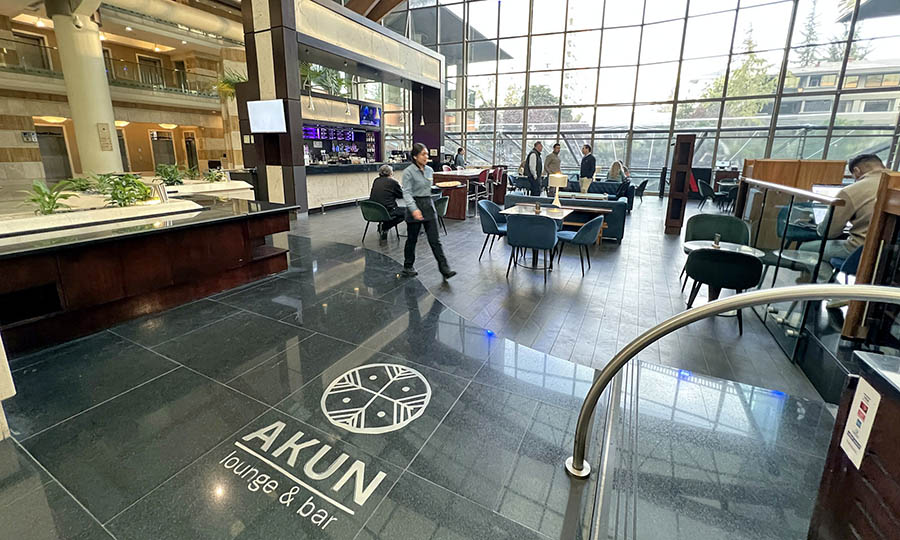 La entrada al Akn Bar Lounge en el lobby de hotel