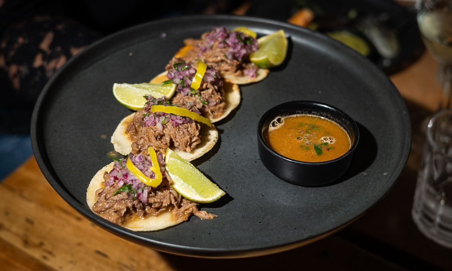 Taquitos en su birria
