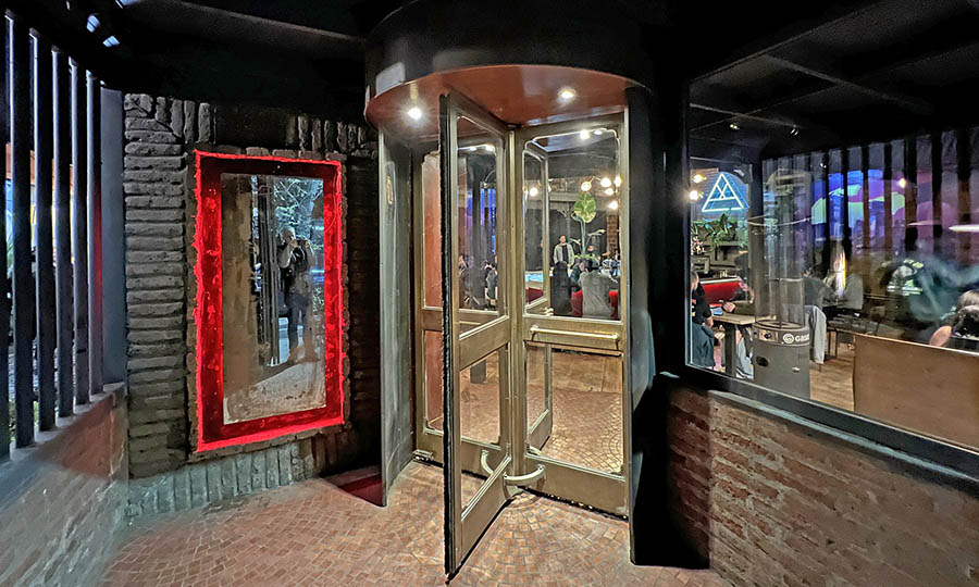 La entrada directa y puerta giratoria de El Sindicato - El Sindicato Cocktail Bar