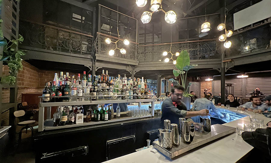 La poderosa barra de El Sindicato - El Sindicato Cocktail Bar