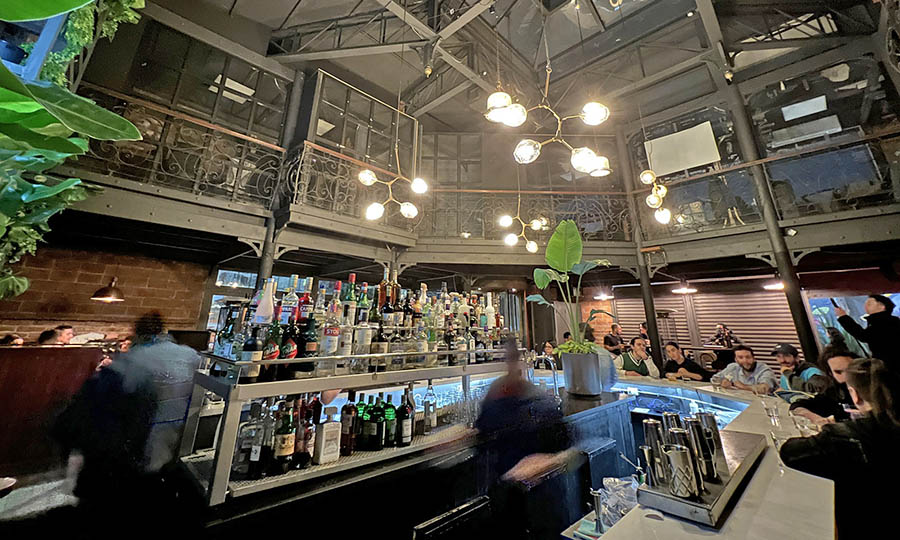 La poderosa barra de El Sindicato - El Sindicato Cocktail Bar