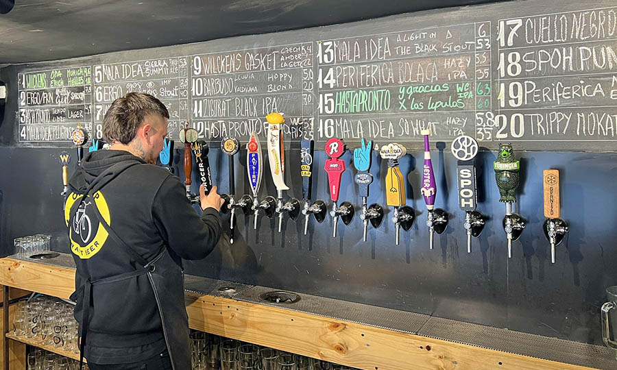La terraza y beer wall de On Tap Vitacura