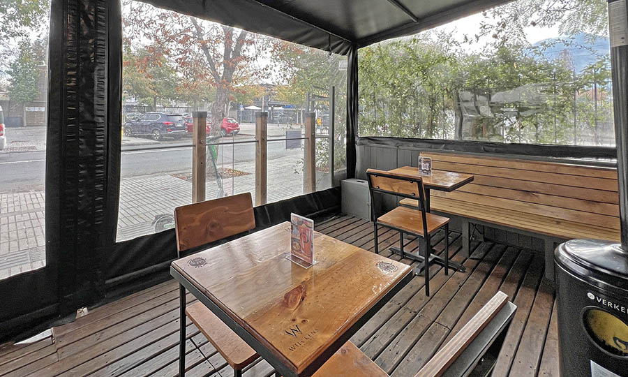 Mesas en la terraza de On Tap Vitacura