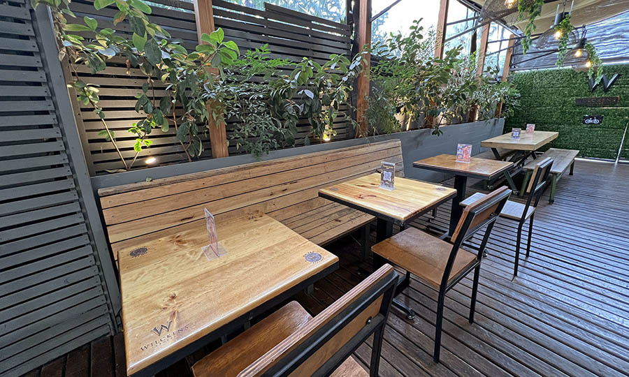 Mesas en la terraza de On Tap Vitacura
