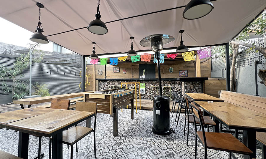 La amplia terraza en el patio interior On Tap Vitacura