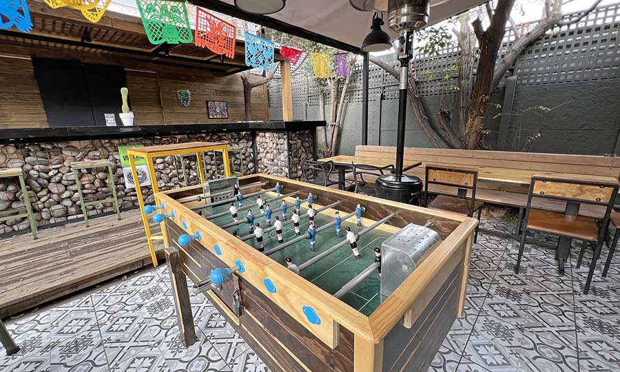 La amplia terraza en el patio interior On Tap Vitacura