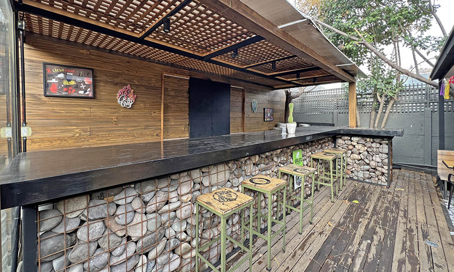 La amplia terraza en el patio interior On Tap Vitacura