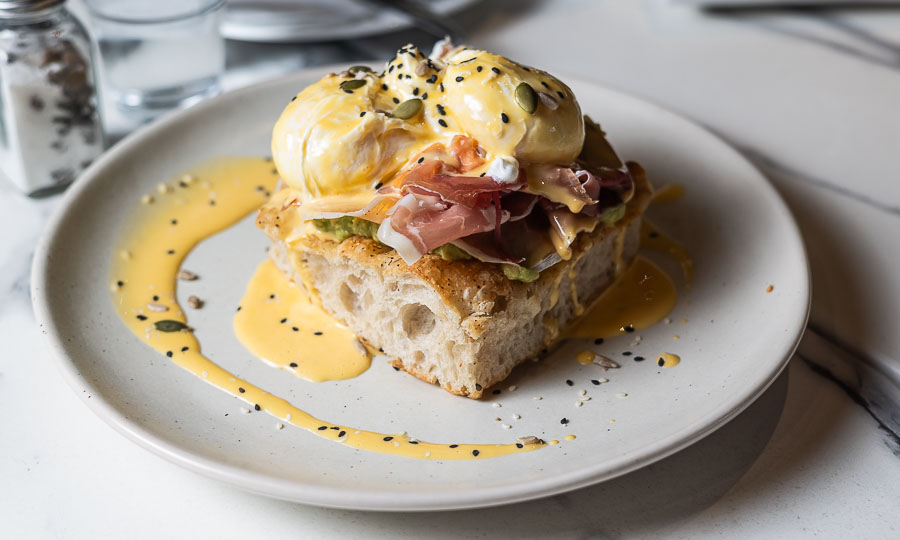 Focaccia benedictina con jamón serrano