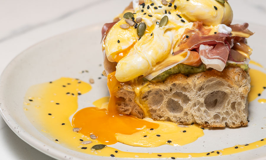 Focaccia benedictina con jamn serrano