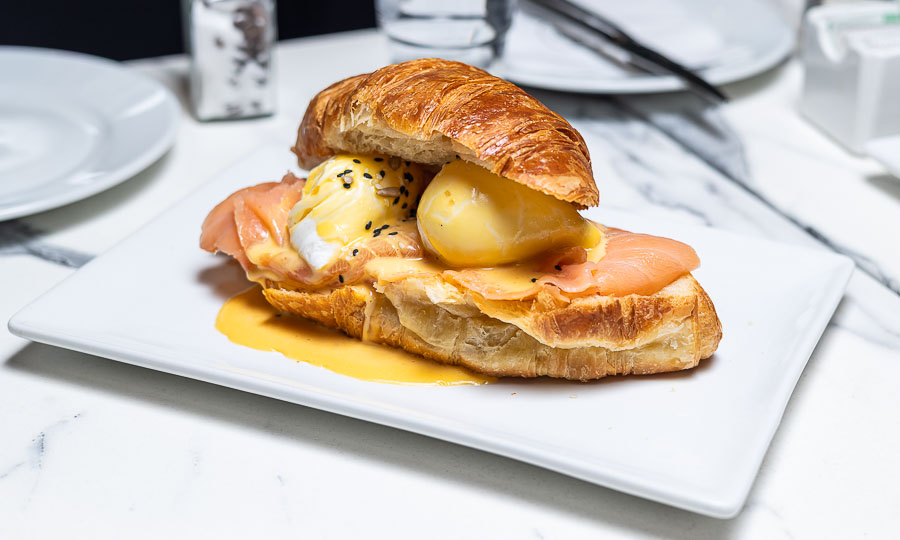 Elegantes huevos benedictos en croissant con salmón