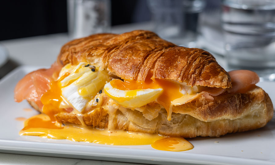Huevos Benedicto en croissant con salmn