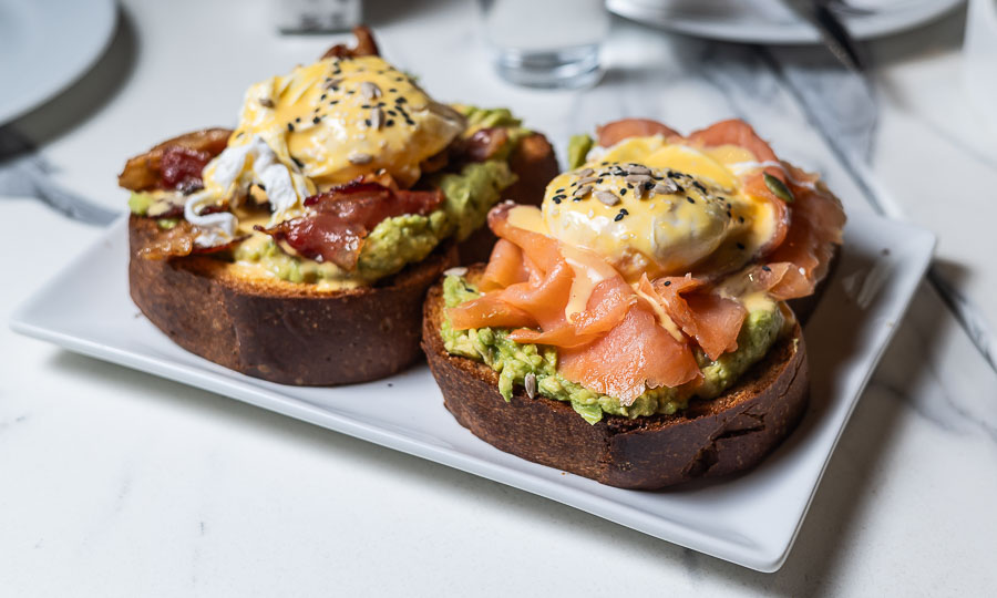 Maravillosos Huevos benedictinos en tostadas de brioche