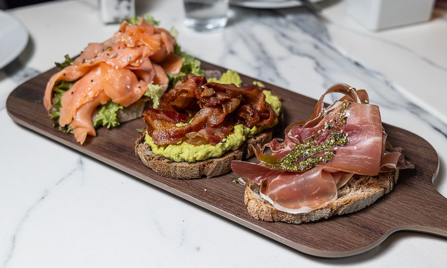 Acertada Trilogía de tostadas: jamón serrano, tocino y salmón