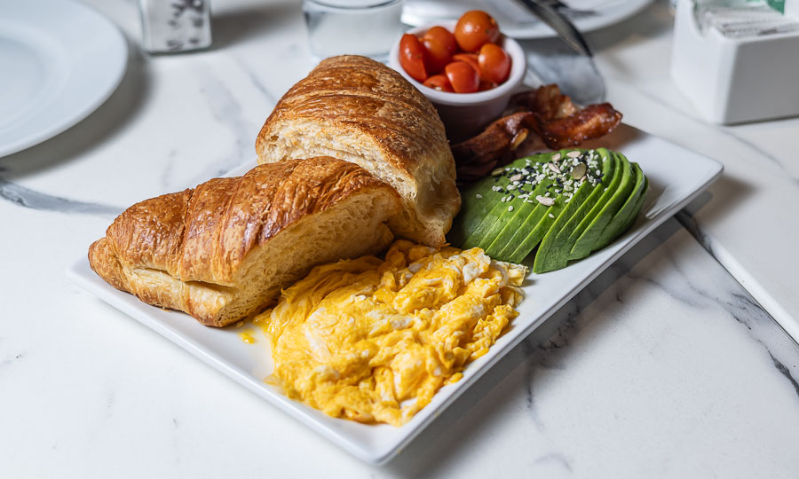Desayuno americano con croissant