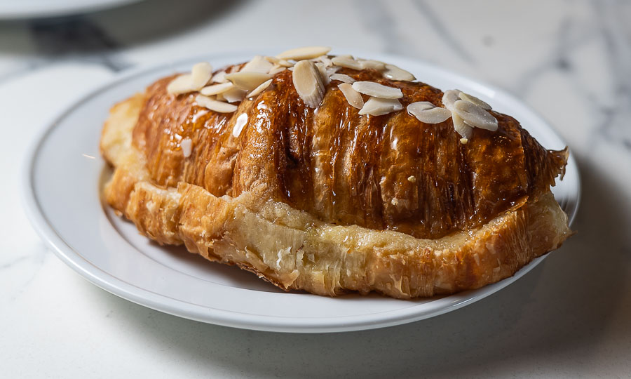 Evocador Croissant de almendras