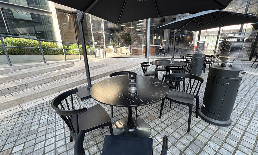 La mesas en terraza donde disfrutar la cocina de Musu