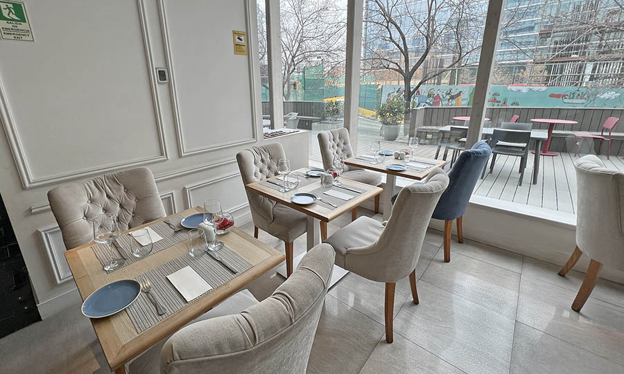 El saln y las mesas del restaurante
