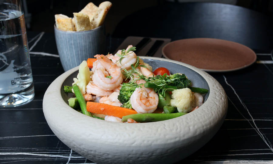 La costa dorada: pulpo, camarones y verduras