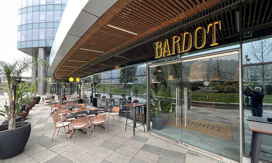 Fachada de Bardot Dance Club en el Parque Titanium