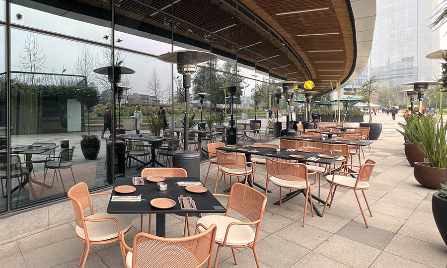 La terraza exterior de Bardot