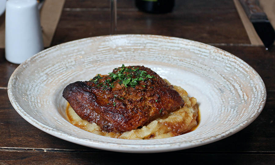 Glorioso costillar picante y pur con cebolla estofada - La Hacienda Machal