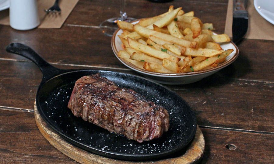 Lomo liso a punto con papas fritas provenzal - La Hacienda Machal