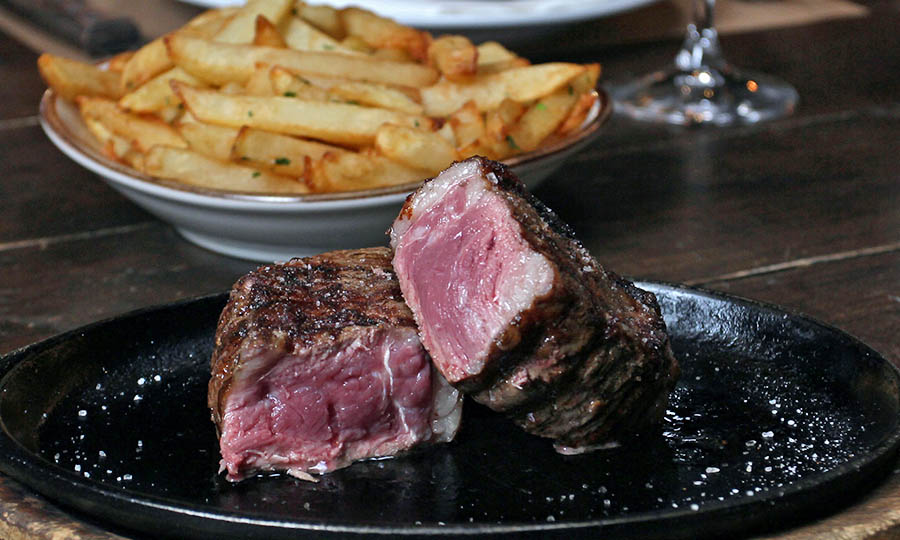 Lomo liso a punto con papas fritas provenzal - La Hacienda Machal