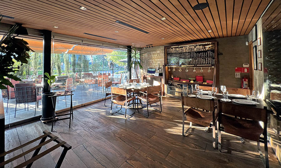 El sal�n contiguo a la terraza - Rubaiyat