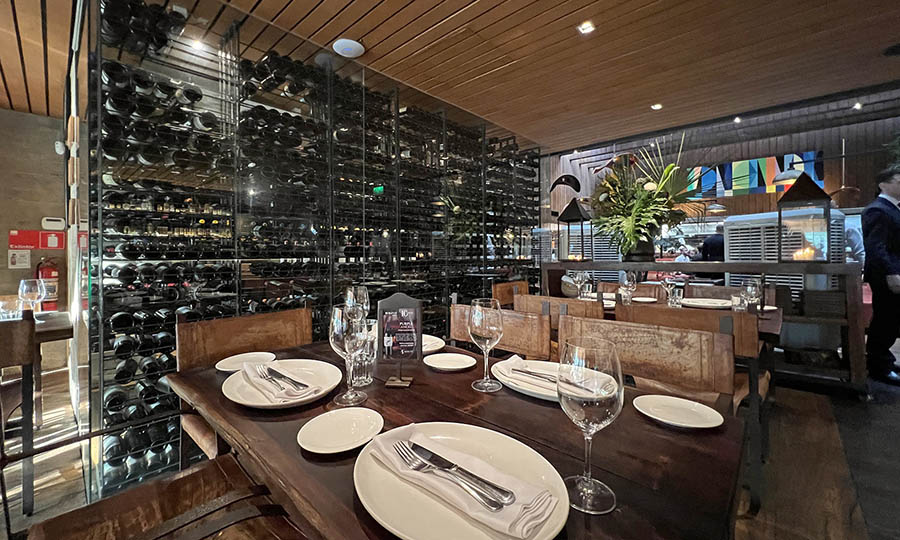 Mesas frente a la cava de vinos de Rubaiyat - Rubaiyat