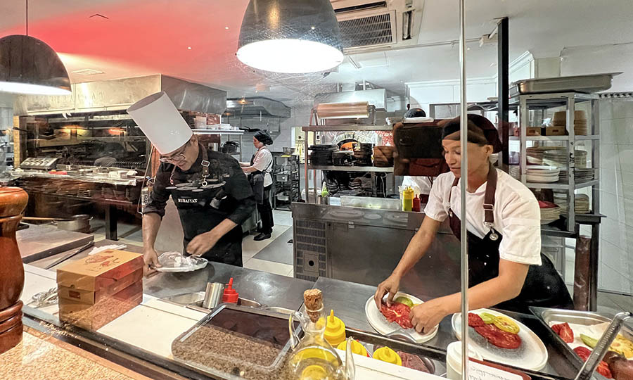 La cocina a la vista de Rubaiyat Chile - Rubaiyat