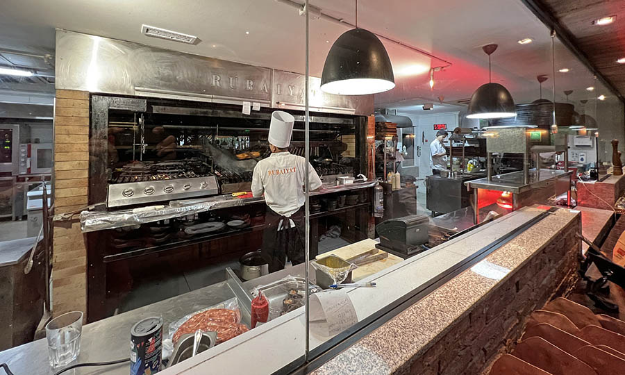 La cocina a la vista de Rubaiyat Chile - Rubaiyat