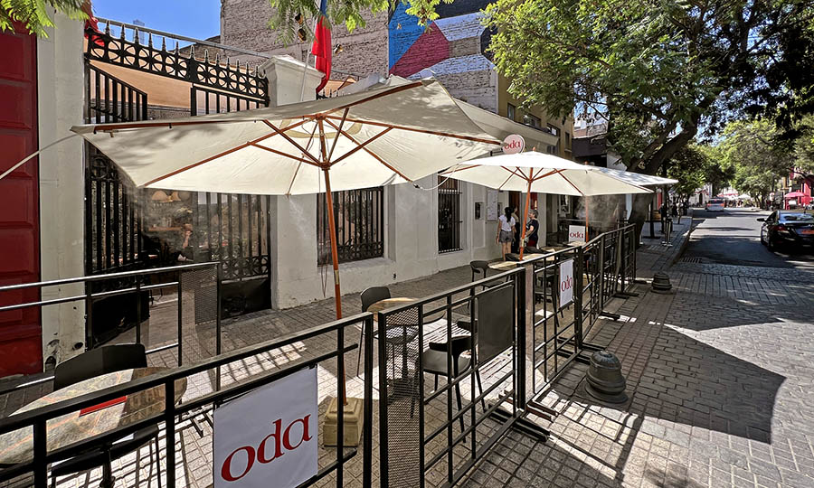 La terraza de Oda Santiago en Lastarria
