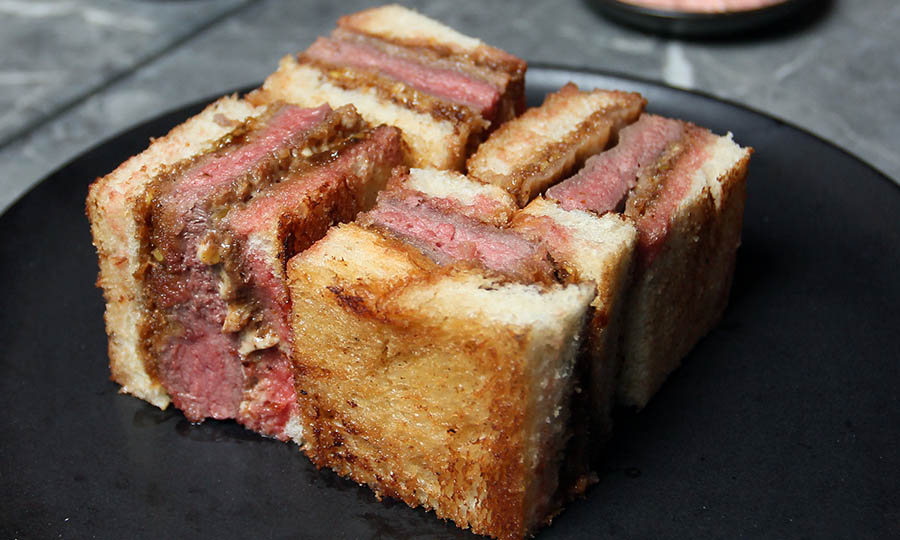 Katsu sando, con pasta de coleslow - KATO Tasty Caos