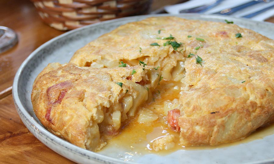 Generosa y r�stica Tortilla Espa�ola con chistorra - Ay Candela