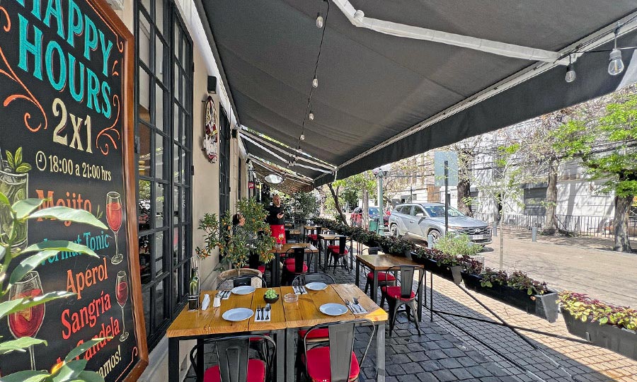 Terraza frontal de Ay Candela por Orrego Luco - Ay Candela