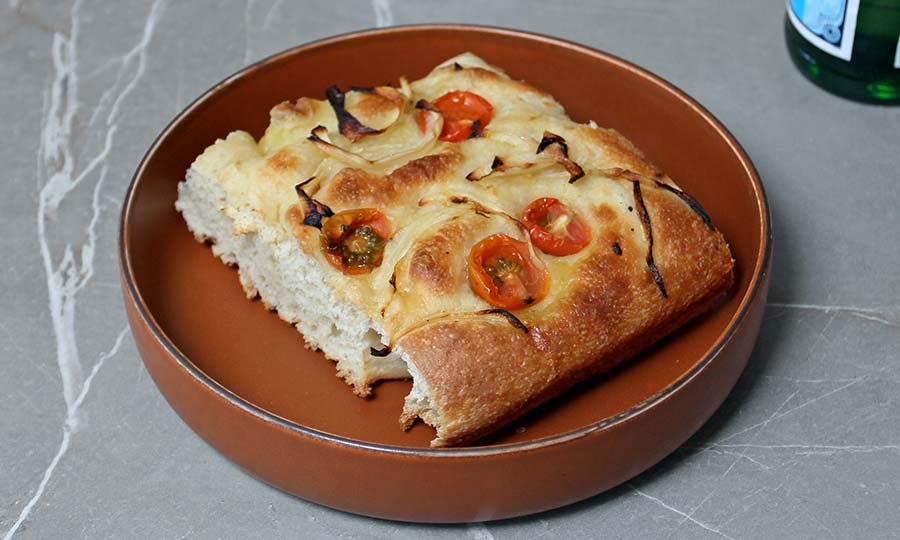 Focaccia de cebolla y tomatitod