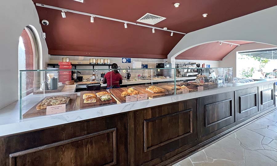 Le meson y vitrina del café y heladeria Bottega Brunapoli
