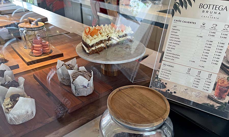 La vitrinas pasteles y bollería de Bottega Brunapoli