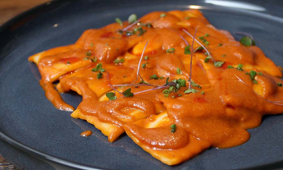 Ravioli al Salmone con salda de nduja - Brunapoli - La Reina