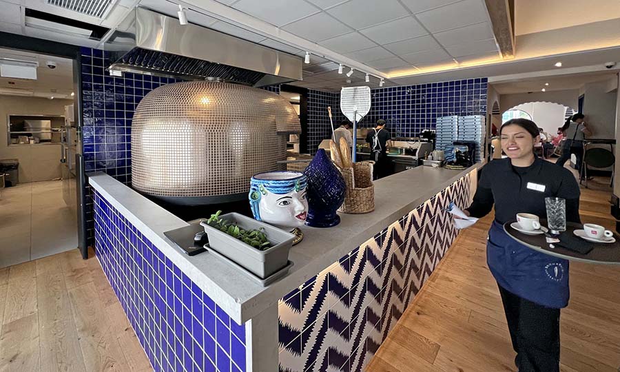La zona de pizza y cocina de Brunapoli La Reina