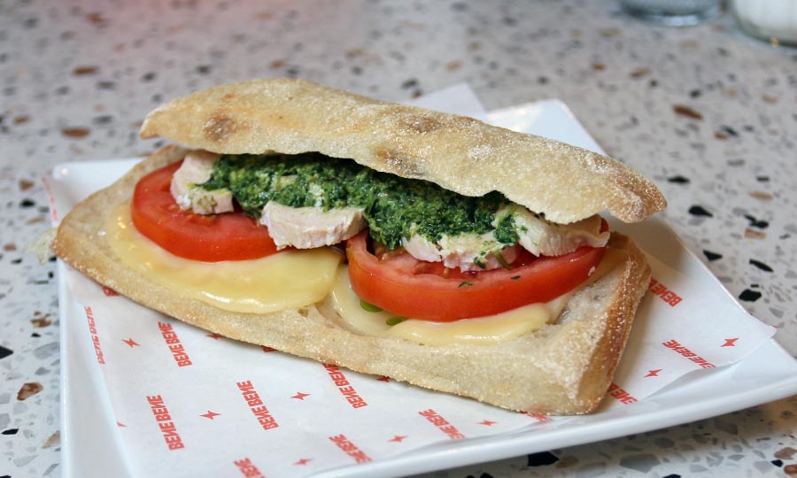 Panini caprese de pollo - Bene Bene