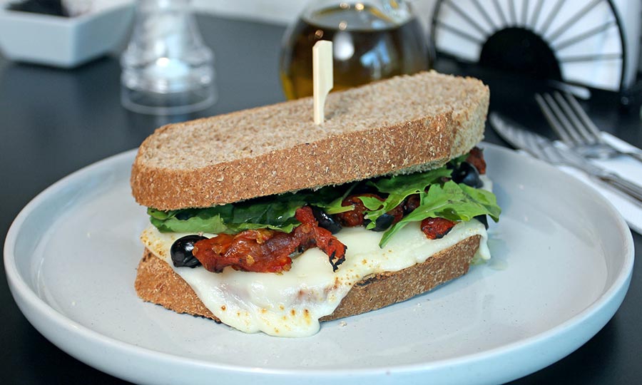 Sandwich queso de cabra en Hogaza integral - Pantiaguina Providencia