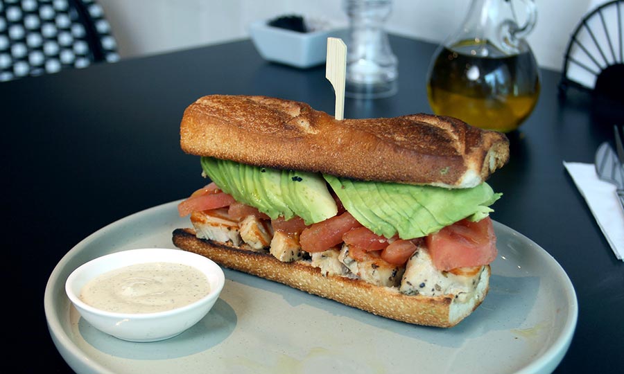 Apetecible S�ndwich Pechuga de pollo asada en Baguette - Pantiaguina Providencia