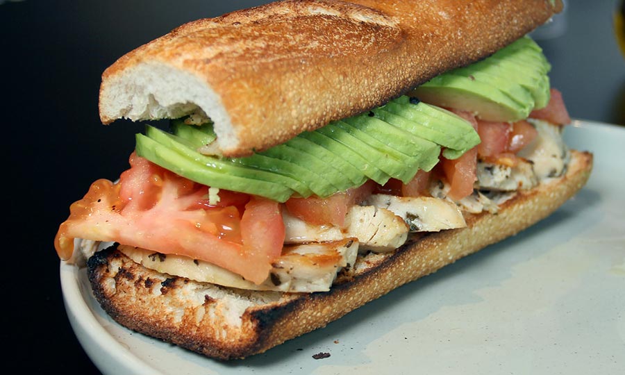 Apetecible S�ndwich Pechuga de pollo asada en Baguette - Pantiaguina Providencia