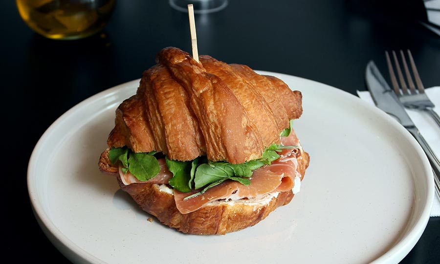 Deslumbrante S�ndwich Croissant jam�n serrano y r�cula - Pantiaguina Providencia