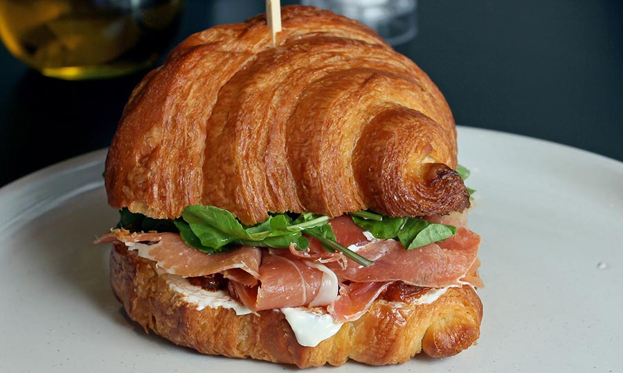 Deslumbrante S�ndwich Croissant jam�n serrano y r�cula - Pantiaguina Providencia