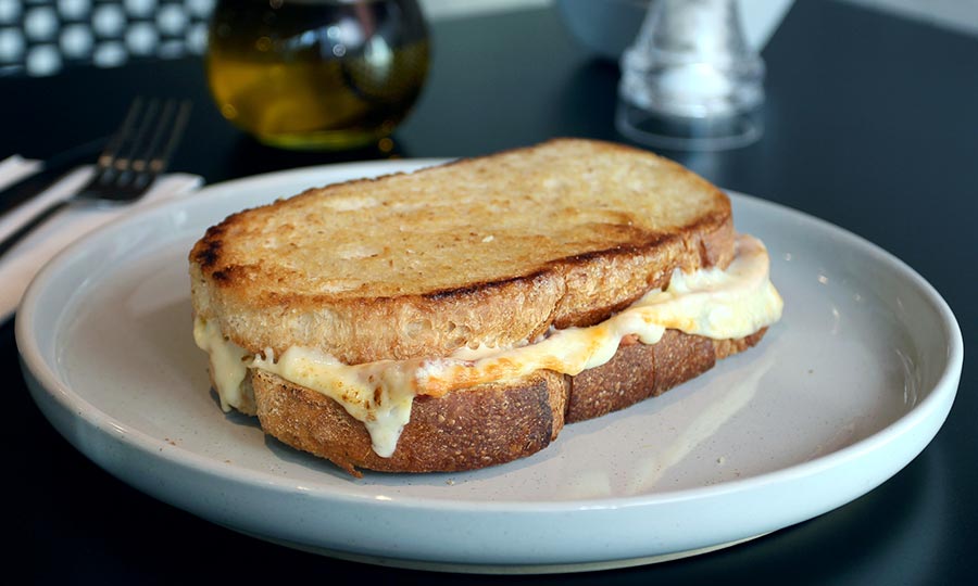 Cl�sico y logrado S�ndwich de jam�n queso
