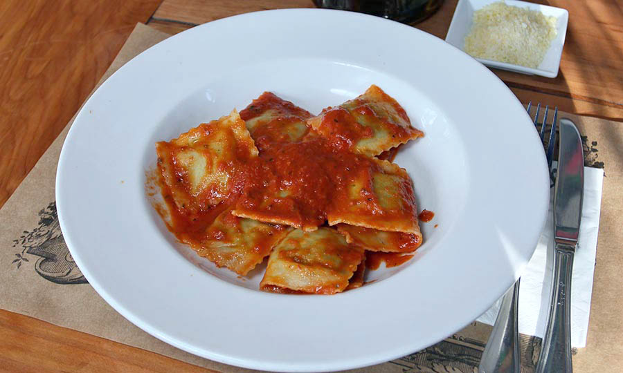 Ravioli ricotta & spinaci al pomodoro - Signore Pizza